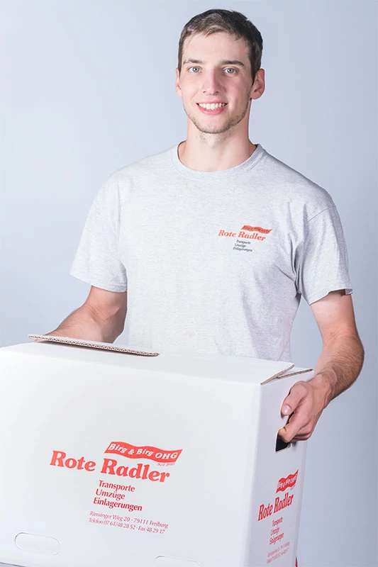 Patrick Umzugshelfer bei Rote Radler Freiburg trägt einen Umzugskarton